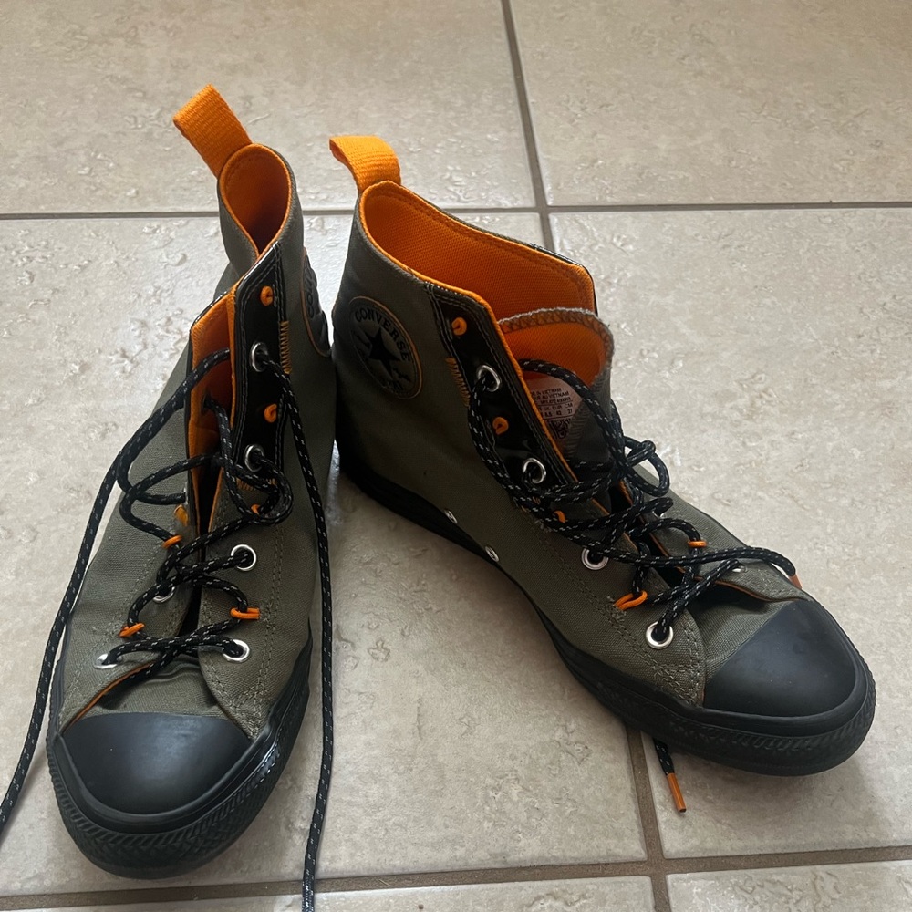 Converse shoes women’s size 10.5